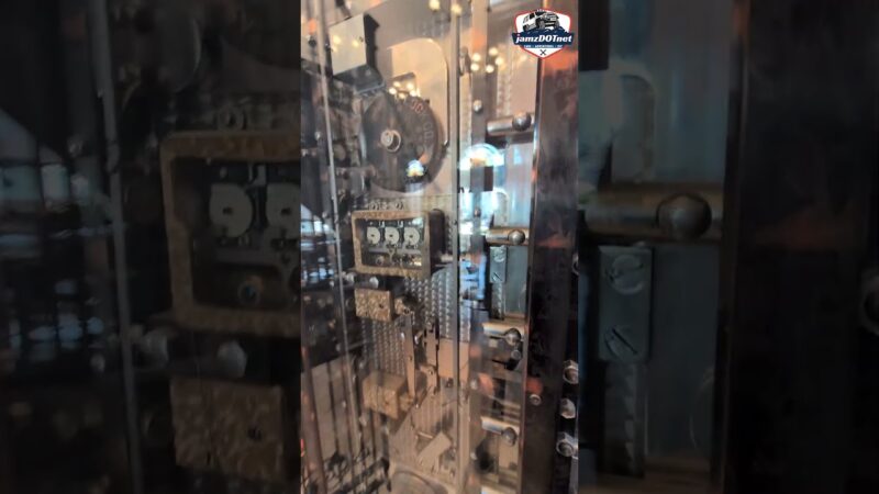 They Don’t Build Bank Vault Doors Like This Anymore!